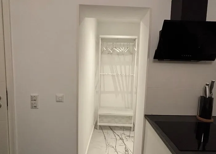 Cologne 20 Min Tram 1 Min, *